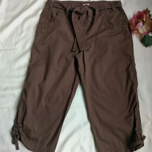 IZOD cropped capri pants.